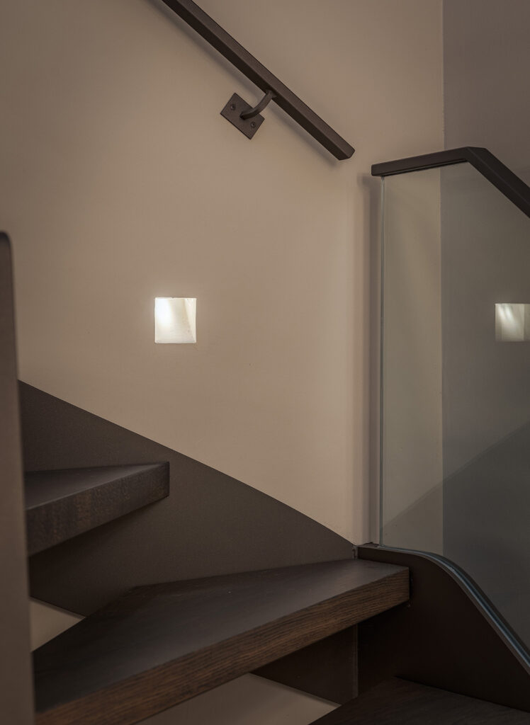 Stalen designtrap in een woning