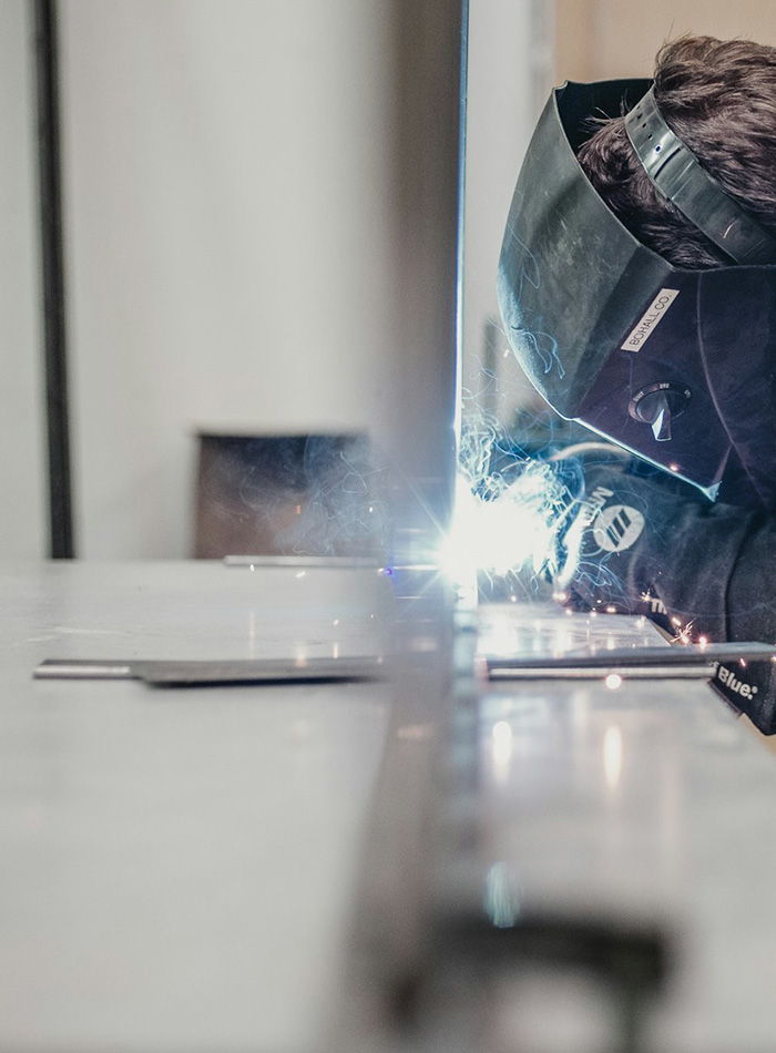 Vakman aan het werk in de werkplaats van Houdt van Staal